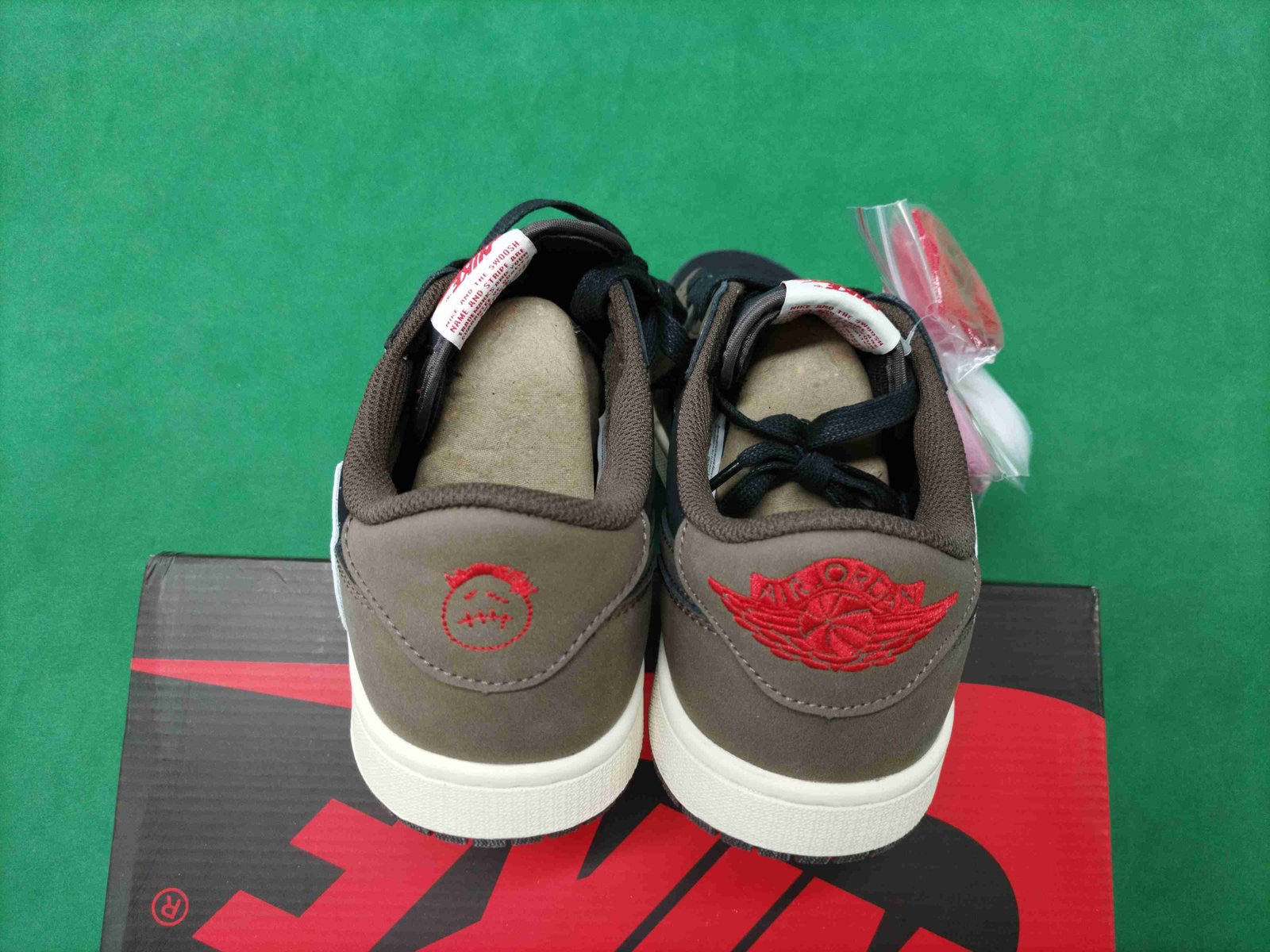 ph042 Jordan 1 low travis scott