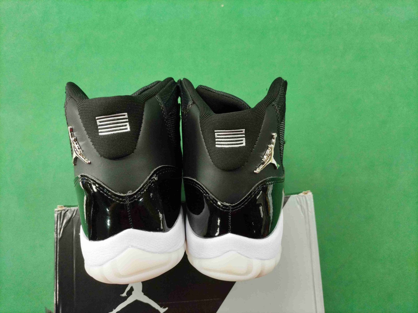 ph048 Air Jordan 11 Bred