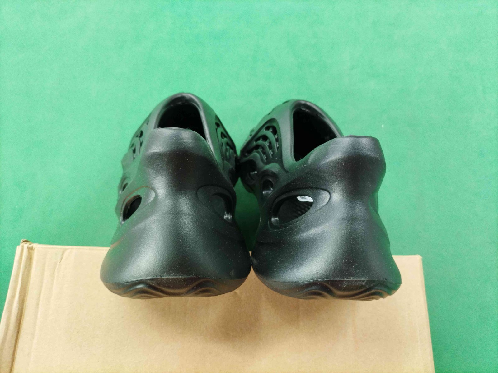 ph053 Yeezy Foam Runner